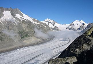 Dreieckhorn (links) über dem Aletschgletscher mit Jungfrau und Mönch im Hintergrund