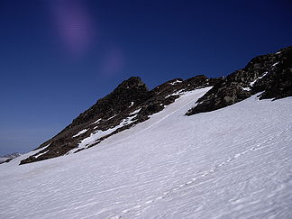 Links der Lenkstein vom Schneefeld südwestlich des Gipfels