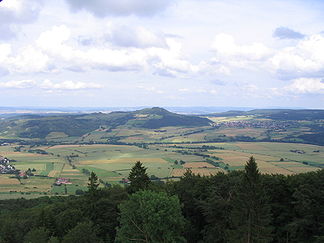 Der Hohe Dörnberg von Osten (Aussichtsturm Großer Bärenberg)