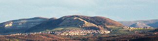 Hörnle (links), Jusi (Mitte) und Burgruine Hohenurach (rechts)von den Fildern betrachtet