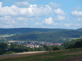 Der Nöll, im Tal unterhalb der Ort Oberaula. Der Bergrücken hinter dem Nöll ist etwa 570 m hoch, u.a. die Teufelskanzel.