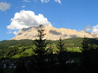 Heiligkreuzkofel (Bildmitte) von Westen im Abendlicht, links der Zehner