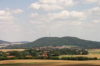 Schafberg (links) und Löbauer Berg (rechts), vom Bubenik gesehen, im Vordergrund die Stadt Löbau
