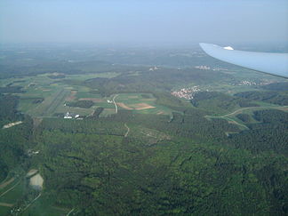 Luftaufnahme Lange Meile mit Flugplatz Burg Feuerstein von Westen