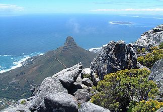 Lion’s Head, gesehen vom Tafelberg, im Hintergrund Robben Island
