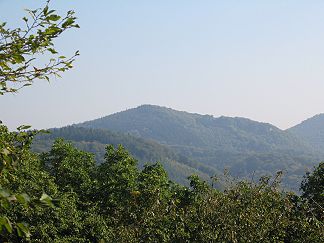 Der Lohrberg vom Nonnenstromberg aus gesehen
