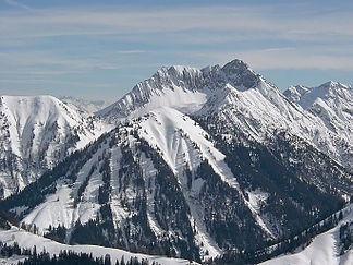 Die charakteristische Nordseite der Montscheinspitze mit den Vorgipfeln Der Kotzen (links) und Der Mantschen (Mitte)