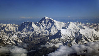 Chamlang (vorne rechts), in der Mitte der Mount Everest hinter der Nuptse-Lhotse-Südwand