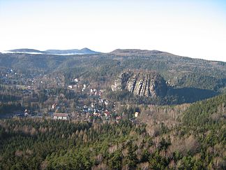 Ausblick vom Scharfenstein-Gipfel auf Oybin und Lausche