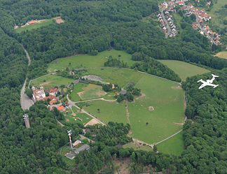 Potzberg mit Post- und Aussichtsturm und Bundeswehrturm, das Potzberg-„Schloss“, der Wildpark Potzberg und rechtsoben die Gemeinde Föckelberg