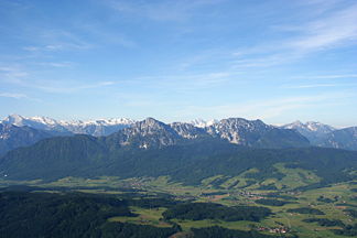 Der Staufen vom Flugzeug ausIn der Mitte der Hochstaufen, der linke bewaldete Ausläufer ist der Fuderheuberg (Vorderstaufen))