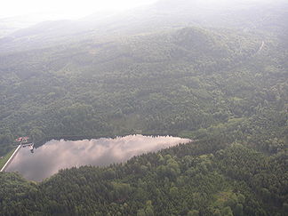 Luftaufnahme von Malý Stožec und Talsperre Chřibská