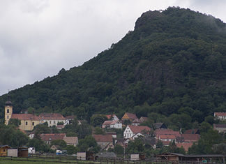 Blick auf Třebušín mit dem Kelchberg