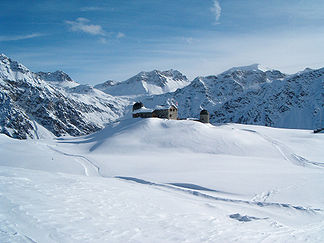 Tschuggen mit ehemaliger Sternwarte, hinten Teile der Aroser Dolomiten