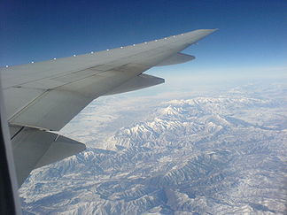 Blick auf die Rocky Mountains in Montana aus einem Flugzeug