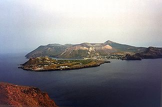 Vulcano mit der vorgelagerten Halbinsel Vulcanello und ihrem höchsten Punkt, von Lipari aus gesehen