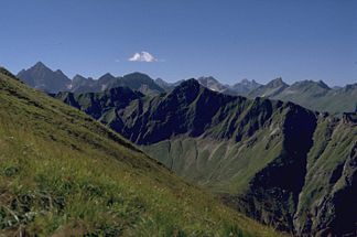 Älpelekopf (der Gipfel in der Mitte des vordersten Bergkamms) von Nordosten, vom Weg zum Kugelhorn. Der höchste Gipfel ganz links ist der Hochvogel