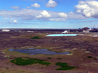 Gunnuhvergebiet mit Kraftwerk Suðurnes (li.)