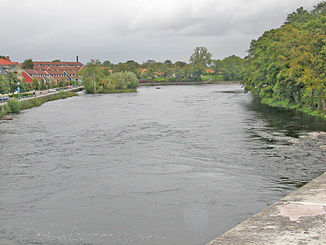 Der Fluss von der Brücke Tullbron in Falkenberg