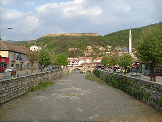 Der Fluss im Stadtzentrum von Prizren