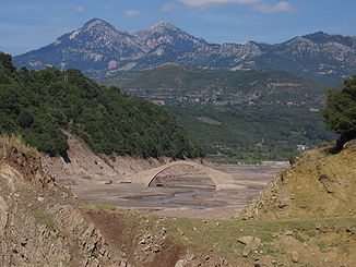 Manoli-Brücke bei Niedrigwasser des Agrafiotis und Kremasta-Sees