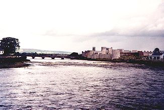 Shannon in der Stadt Limerick. Im Hintergrund King John's Castle