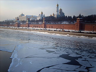Eis auf der Moskwa im Stadtzentrum Moskaus beim Kreml
