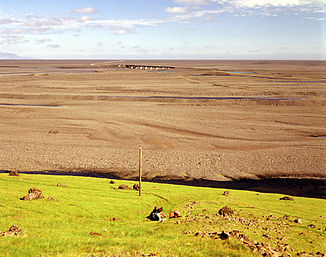 Blick vom Fuß des Lómagnúpur auf Skeiðarársandur mit Núpsvötn und der Brücke des Hringvegur