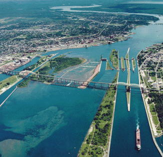 Blick auf die Sault Ste. Marie International Bridge, das kanadische Ufer auf der linken Seite