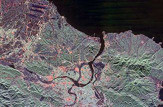 Satellitenfoto der Danshui-Mündung mit der Stadt Taipeh (unten Mitte) und den Nebenflüssen Keelung und Xiandian