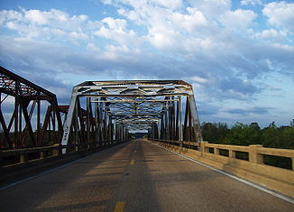 Die Brücken der Mississippi Central Railroad und des Mississippi Highway 7 über den Tallahatchie River zwischen Holly Springs und Oxford