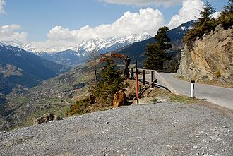 Blick von der Pillerhöhe auf Fließ und die Lechtaler Alpen