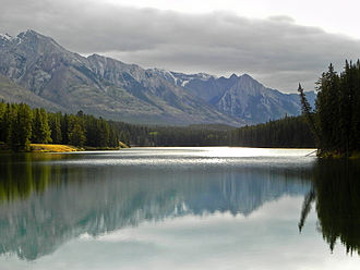 Johnson Lake (Alberta).jpg