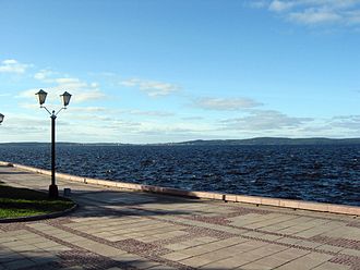 Blick auf den Onegasee von der Uferpromenade in Petrosawodsk