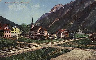 Die um 1912 fertiggestellte elektrisch angetriebene Mittenwaldbahn bei der Isarüberquerung am Scharnitzpass