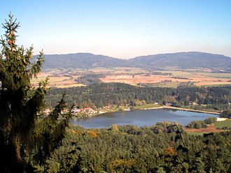 Blick zum Oborský rybník und zum Berg Tábor bei Lomnice nad Popelkou