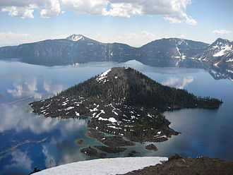 Crater Lake mit Wizard Island im Vordergrund und Mount Scott links im Hintergrund