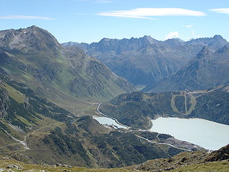 Die Zeinisjochhöhe, mit dem Zeinissee und Stausee Kops (Blickrichtung Tirol)