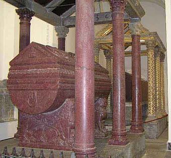 Sarkophag Friedrichs II. im Dom von Palermo