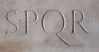 S.P.Q.R.: «Senatus Populusque Romanus» („Senat und Volk von Rom“), das Hoheitszeichen der Römischen Republik