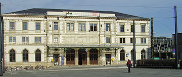 Empfangsgebäude und Vorplatz des Chemnitzer Hauptbahnhofs (2005)