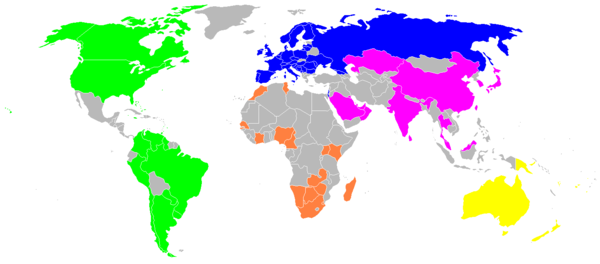 An der Qualifikation beteiligte und vorab qualifizierte Länder: Afrika (orange), Amerika (grün), Asien (rosa), Europa (blau), Ozeanien (gelb).