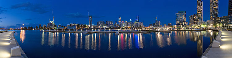 Melbourne mit der Skyline von Yarra's Edge aus gesehen zur blauen Stunde