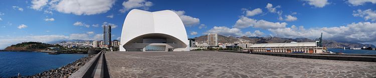 Blick auf Santa Cruz de Tenerife; von links nach rechts: Kongresszentrum, Rückseite des Auditorio de Tenerife, Hafen, Anaga-Gebirge