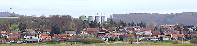 Büches mit den ortsbildprägenden Silos