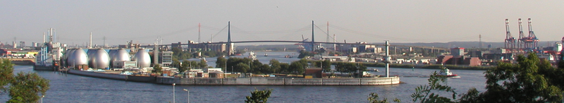Panoramaansicht des Hamburger Hafens vom Altonaer Balkon mit Blick über den Köhlbrandhöft mit dem Hauptklärwerk in den Köhlbrand.
