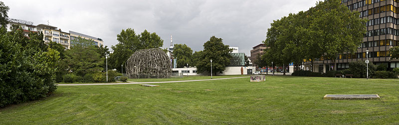 Blick vom Carl-Reiss-Platz auf den Mannheimer Kunstverein mit der Himmelskugel des Künstlers Mo Edoga