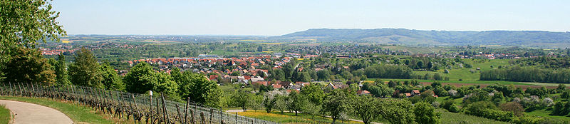 Panorama von Windischenbach. Im Hintergrund die Gemeinde Pfedelbach und Teile der großen Kreisstadt Öhringen. Vom Lindelberg aus gesehen