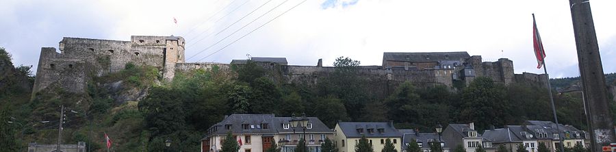 Panorama der Burg vom Ort aus (2006)
