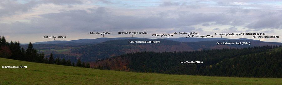 Blick vom Simmersberg (781 m) auf den Schneekopf und andere (benachbarte) der höchsten Berge des Thüringer Waldes